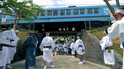 こんなガードの向こうに山王社や如願寺がある
