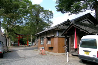 枯木堂と弥加宜社の鳥居