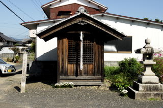 毘沙門堂(舞鶴市森)(左手の奥へ続く道が弥加宜神社参道)
