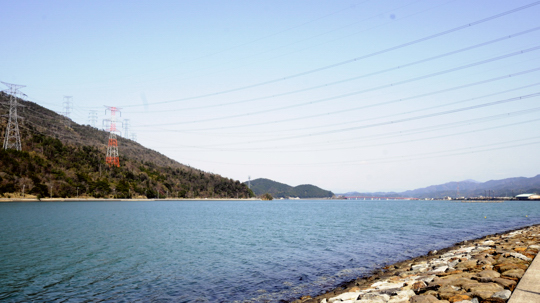 青戸入り江をまたぐ送電線