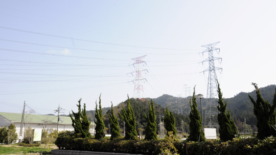 青戸入り江をまたぐ送電線