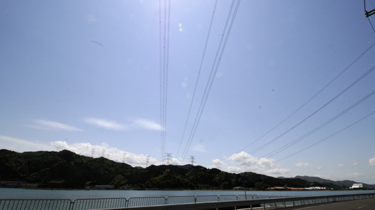 青戸入り江をまたぐ送電線