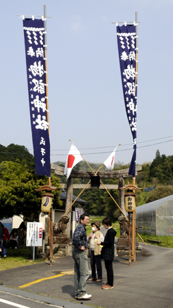 物部神社の鳥居(社殿は参道をから200Mばかり入る)