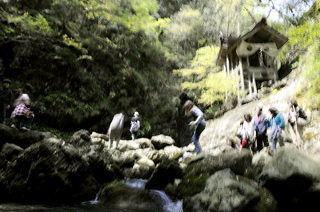 と言っても効果なし、足元悪く震える