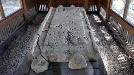 離湖１号墳の石棺(底石)