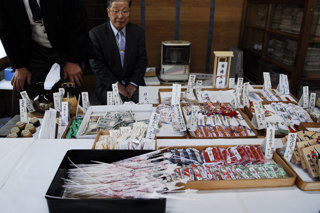 延年祭は別名「福棒祭」と呼ばれる。籤を買って当たるともらえる。手前のコヨリがそれ