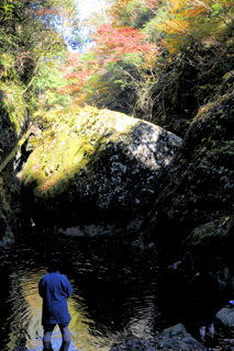 ご神体の天の岩戸(祠の裏側・道はないので河原の岩の上を行く)