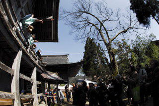 大人達ももらえます。お餅だけでなく、朴の木を削った、花・俵・くす玉