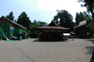 御上神社と三上山（野洲町三上）