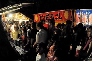 弥加宜神社例祭日の参道風景